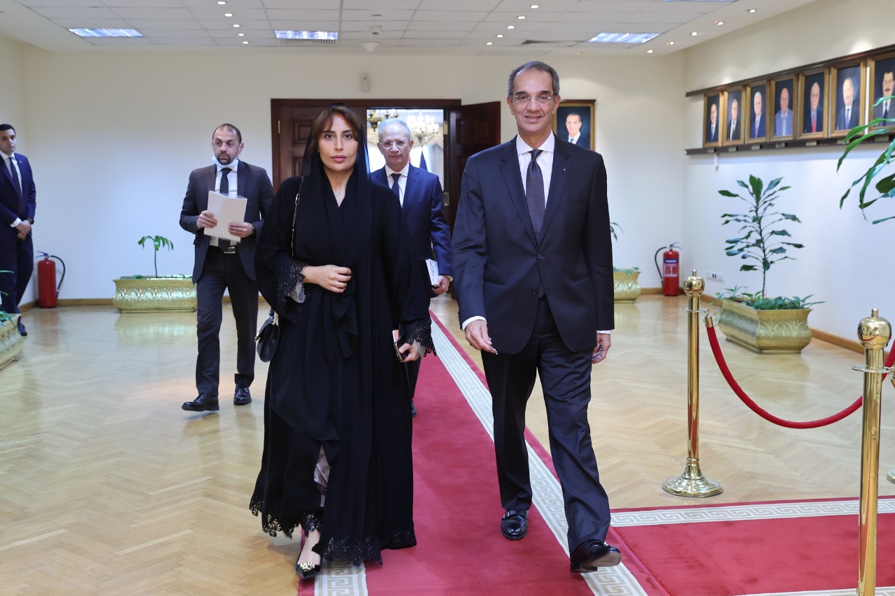 وزير الاتصالات يبحث مع سفيرة الإمارات لدى مصر التعاون المشترك